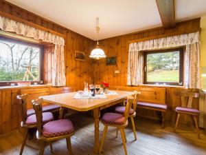 comedor con mesa de madera y sillas en Spacious Holiday Home in Sankt Johann im Pongau with Garden, en Sankt Johann im Pongau