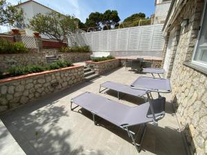 un grupo de mesas de picnic en un patio en I Limoni Capri Apartment, en Capri