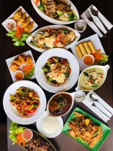 洛坎普顿洛克汉普顿Q汽车旅馆的桌子上摆着许多盘子食物