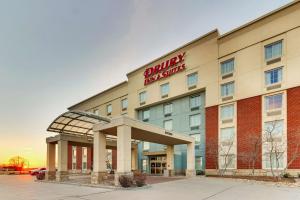 Un edificio de hotel con un cartel en el frente. en Drury Inn & Suites Sikeston, en Sikeston