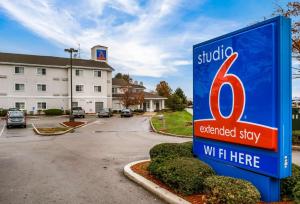 a sign in a parking lot in front of a building at Motel 6 Fishers, In - Indianapolis in Fishers