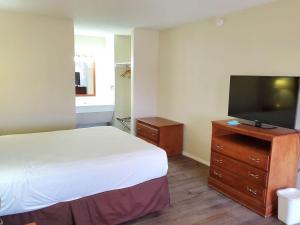 Μια τηλεόραση ή/και κέντρο ψυχαγωγίας στο Motel 6 Shamrock TX