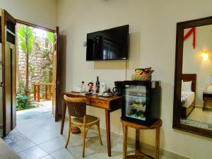 a room with a table with a fish tank on the wall at Le Muuch Hotel Boutique in Valladolid