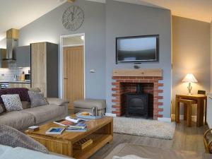 奧特本的住宿－Serenity Lodge Otterburn，带沙发和壁炉的客厅