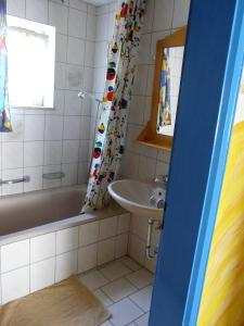 a bathroom with a sink and a bath tub and a sink at Sonnenhof in Ziemetshausen bei Legoland Günzburg in Ziemetshausen