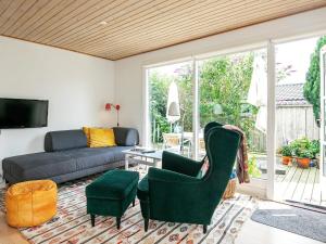 sala de estar con sillas verdes y sofá en Holiday home Kerteminde X, en Kerteminde