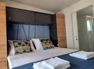Postel nebo postele na pokoji v ubytování Mobile Home Limona