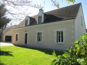 une grande maison blanche avec une grande cour dans l'établissement Gîte Villentrois-Faverolles-en-Berry, 5 pièces, 8 personnes - FR-1-591-26, à Villentrois