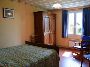 ein Schlafzimmer mit einem Bett, einem Schrank und einem Fenster in der Unterkunft Gîte Dampierre-Sous-Brou, 4 pièces, 6 personnes - FR-1-581-19 