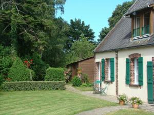 ein weißes Haus mit grünen Rollläden und einem Hof in der Unterkunft Gîte Dampierre-Sous-Brou, 4 pièces, 6 personnes - FR-1-581-19 