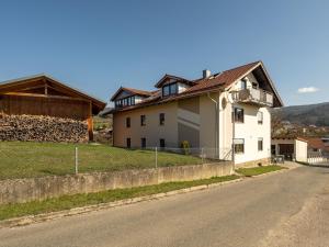 uma casa ao lado de uma estrada em Cosy and child-friendly holiday home in the Bavarian Forest em Gleißenberg