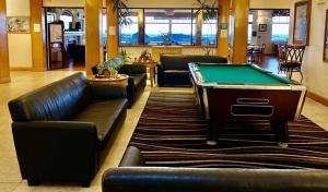 una sala de billar con sofás y mesa de billar en Oceanfront Lodge, en Crescent City
