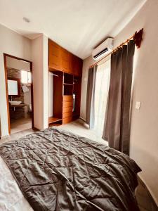 1 dormitorio con 1 cama grande en una habitación en Hotel Manglar Suites en Mahahual