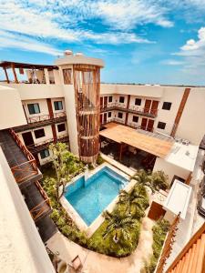 una vista aérea de un edificio con piscina en Hotel Manglar Suites en Mahahual
