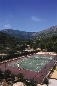 Instalaciones para jugar a tenis o squash en Hotel Villa Lehmi o alrededores