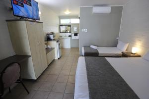 Kuchyň nebo kuchyňský kout v ubytování Tropic Coast Motel
