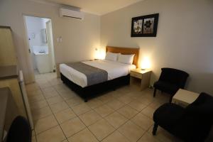 Postel nebo postele na pokoji v ubytování Tropic Coast Motel