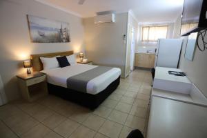 Postel nebo postele na pokoji v ubytování Tropic Coast Motel