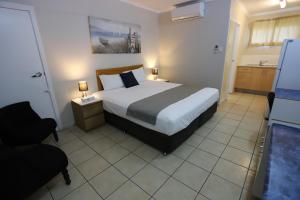 Postel nebo postele na pokoji v ubytování Tropic Coast Motel