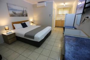 Postel nebo postele na pokoji v ubytování Tropic Coast Motel