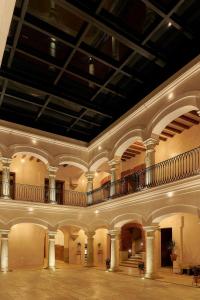 um grande hall com uma escada num edifício em Casa Quiote Hotel Boutique City Center based - Adults Only em Oaxaca de Juárez