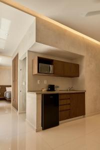 una cocina con fregadero y microondas en Casa Quiote Hotel Boutique City Center based - Adults Only, en Oaxaca City