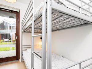 ein Schlafzimmer mit Etagenbetten in einem Haus in der Unterkunft Apartment Bogense LXI in Bogense