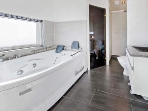 Koupelna v ubytování Holiday home Rudkøbing XVIII + 25 fotografií