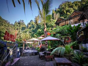 Aed väljaspool majutusasutust Jungle Inn Bukit lawang