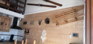 a kitchen with a brick wall with wooden beams at LES FONTANILLES odeillo chalet 60 WIFI & PARKING gratuit exposé plein sud & plein pied , draps & serviettes de toilettes non inclus, sabanas y toallas no incluidos in Font-Romeu-Odeillo-Via