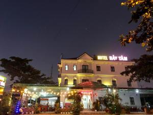 un bâtiment avec un panneau allumé la nuit dans l'établissement Khách Sạn Bảy Tâm Khách Sạn Gần Dinh Thầy Thím Biển LaGi, à La Gi