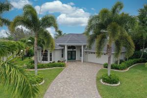 ein Haus mit Palmen davor in der Unterkunft Good Winds in Cape Coral