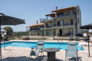 Bazén v ubytovaní Heaven Hill Villas with balcony alebo v jeho blízkosti