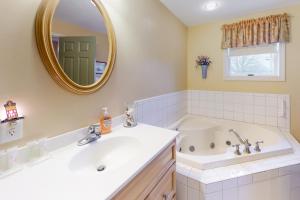 Et badeværelse på Beach Plum Townhouse + 25 billeder