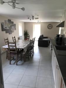 Posezení v ubytování Le Gîte du Petit Béret