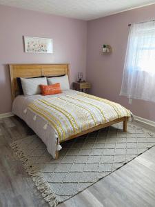 מיטה או מיטות בחדר ב-Cozy house near Douglas Lake Family and Pet friendly Quiet location