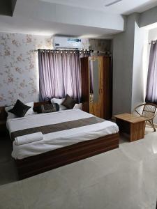 1 dormitorio con 1 cama grande y cortinas moradas en The Candy Heights, en Ranchi