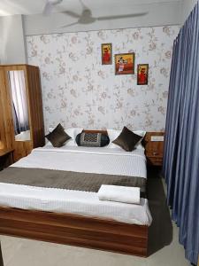 1 dormitorio con 1 cama grande y cortinas azules en The Candy Heights, en Ranchi