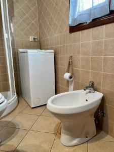 a bathroom with a toilet and a sink at Agriturismo Mimosa in Rispescia