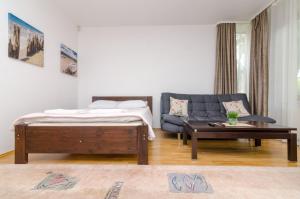 Un pat sau paturi într-o cameră la Koidu Apartment - Koidu Street