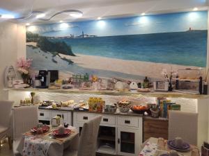 una cocina con una gran pintura en la pared en Acqua Azzurra en Alguer
