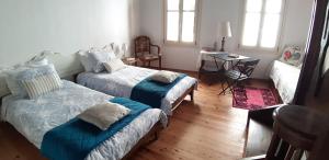 1 dormitorio con 2 camas y mesa con escritorio en Myron House, en La Canea