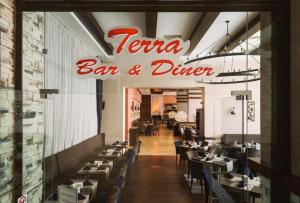 Ein Restaurant oder anderes Speiselokal in der Unterkunft Terra Hotel 