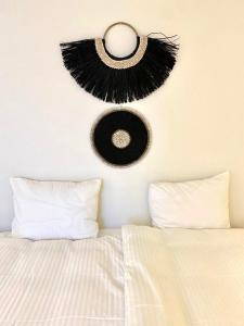 ein Schlafzimmer mit einem Bett mit Hut und Wimpern an der Wand in der Unterkunft Julie’s Home in Knokke-Heist