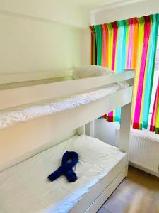 ein blaues Band auf einem Etagenbett in der Unterkunft Julie’s Home in Knokke-Heist