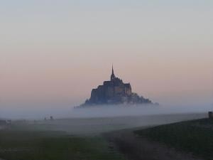una isla en medio de un campo en la niebla en L'Hirondelle, en Pontorson