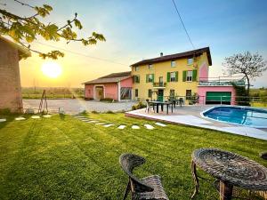 The swimming pool at or close to La Valle dei Vigher