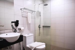 y baño con aseo, lavabo y ducha. en Hotel Mornington Bukit Permata Lumut, en Lumut