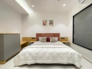 Un pat sau paturi într-o cameră la Regency Farm House With Pvt Swimming Pool Surat
