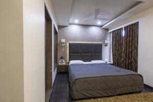 Giường trong phòng chung tại Hotel Host Inn Ahmedabad